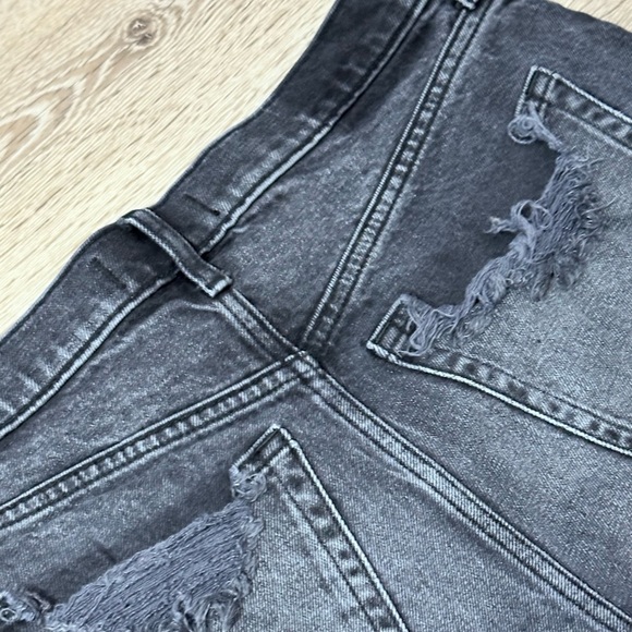 Abercrombie & Fitch Distressed The Mom High Rise Short Gray Wash - Picture 12 of 12